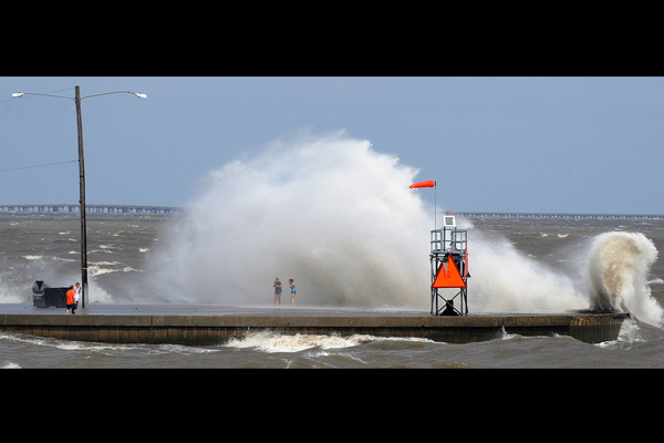 Mit heftigen Regenfällen und starken Winden ist der Hurrikan "Isaac" im US-Bundestaat Louisiana auf Land getroffen. Hoher Wellengang am Pontchartrain-See bei Baton Rouge, Louisiana.