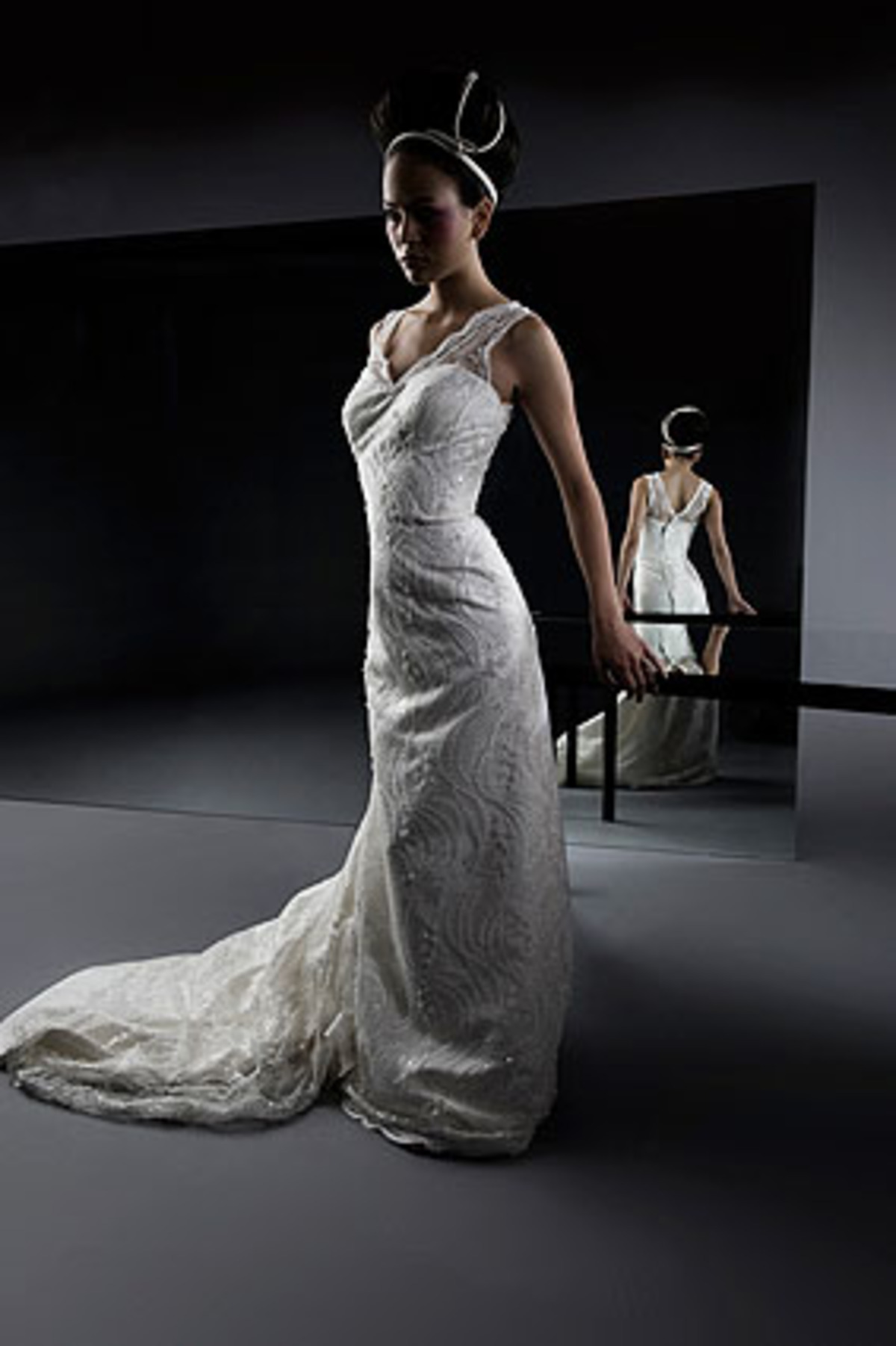 Eva Poleschinskis Showroom steht für Berufs- und Hobby-Stylisten offen, allerdings nur mit Voranmeldung.   Spitzenrobe mit kristallinen Detailstickereien, 1390 Euro