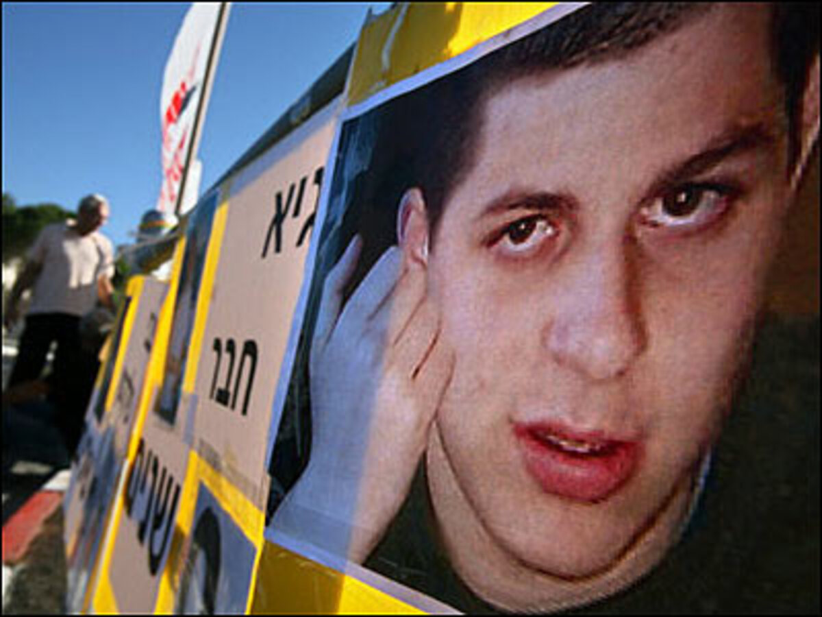 JUNI25. Juni: (BILD) Radikale Palästinenser entführen den israelischen Soldaten Gilad Shalit, um Gefangene aus israelischen Gefängnissen freizupressen. Die israelische Armee reagiert mit einer Militäroffensive im Gazastreifen. 29. Juni: Spaniens Ministerpräsident Jose Luis Rodriguez Zapatero kündigt die Aufnahme von Verhandlungen mit der baskischen Untergrundorganisation ETA an. Damit soll ein historischer Schlussstrich unter den fast vier Jahrzehnte währenden gewaltsamen Kampf für einen unabhängigen Baskenstaat gesetzt werden.