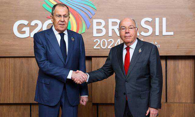 Der brasilianische Außenminister Vieira beim Handshake mit seinem russischen Amtskollegen Lawrow.