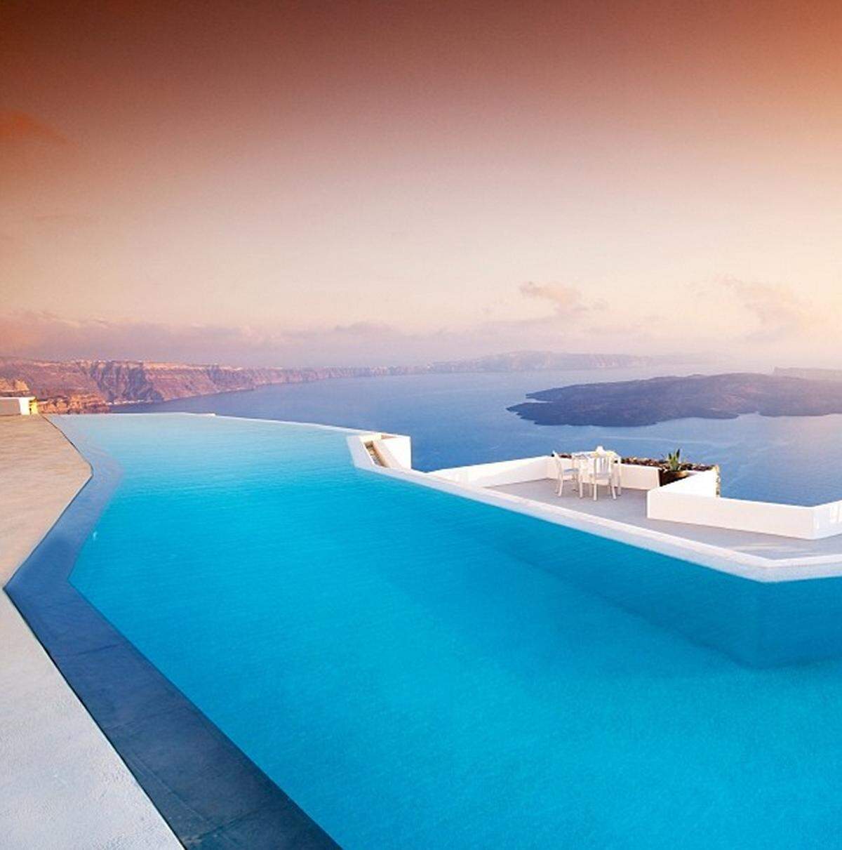 Der Infinity-Pool ist das größte seiner Art in Santorin und bietet einen unverbauten Blick auf die Caldera.