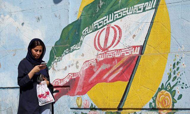Eine junge Frau in der iranischen Hauptstadt, Teheran: Der dortige Aktienmarkt blüht zweifelhaft stark.