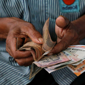 Millionen Inder standen Schlange, um ihre Banknoten umtauschen zu dürfen. Mit ihnen stand auch die Wirtschaft des Landes.