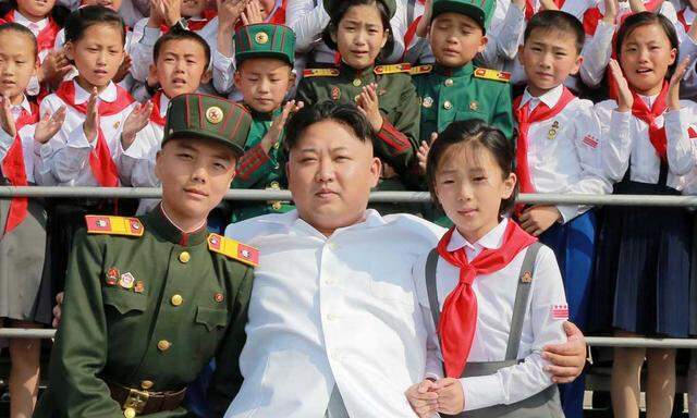 Der neue Vater der Nation. Kim Jong-un mit Schulkindern anlässlich des 70-Jahr-Jubiläums der Republik.