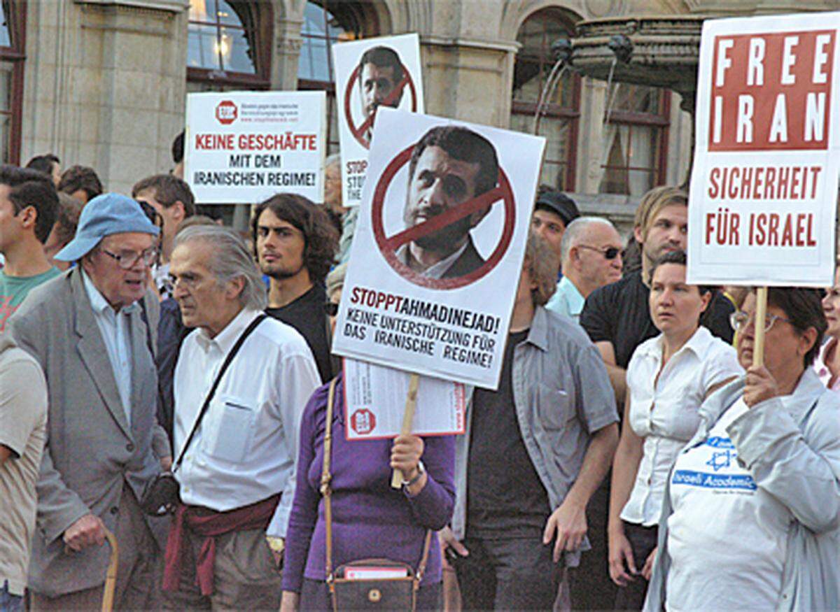 Kundgebung vor der Wiener Oper gegen die Rede des iranischen Präsidenten Mahmoud Ahmadinejad vor der UNO-Vollversammlung. Rund 300 Teilnehmer machten ihrem Unmut mit Transparenten Luft und lauschten den Rednern.