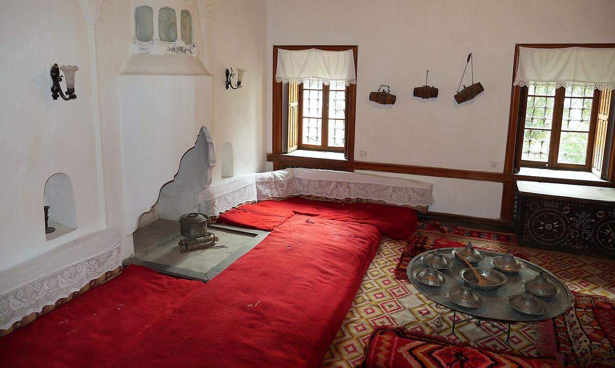 Empfangsraum eines Imams in Gjirokastra während der türkischen Herrschaft. Heute ist sein Haus ein sehenswertes Museum, das einen Eindruck vom Alltagsleben gibt.