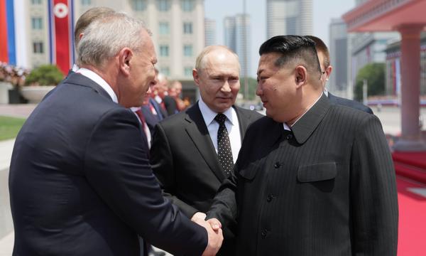Mitte Juni waren Roskomos-Chef Borissow (li.) und Russlands Präsident Putin (Mitte) zu Gast beim nordkoreanischen Diktator Kim Jong-un (re.).