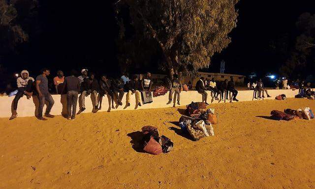 Überlebende des Luftangriffs auf das Flüchtlingslager Tajoura in Libyen: Dutzende Menschen kamen ums Leben.