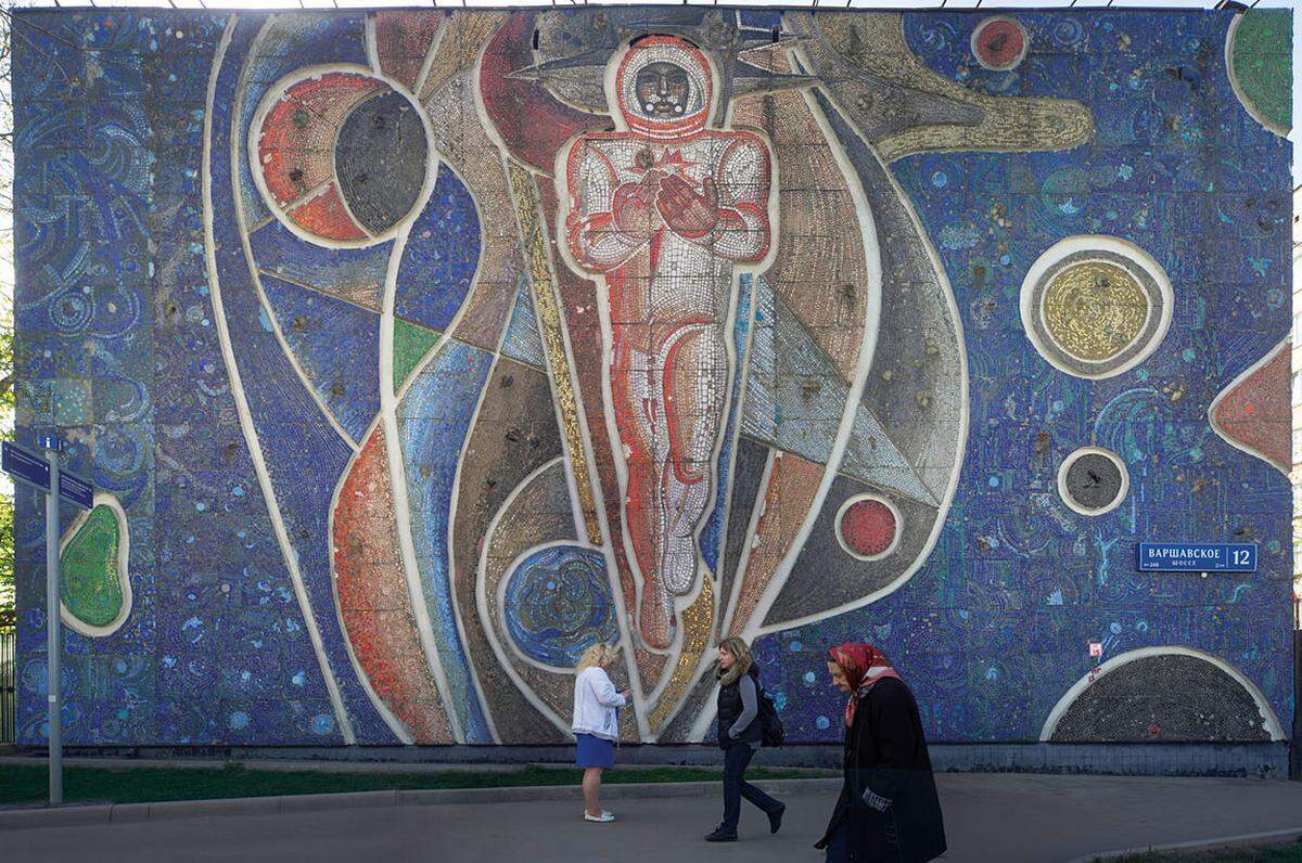 Mosaike waren in der Sowjetunion beliebt, auf ihnen wurde die eigene Geschichte und Errungenschaften glorifiziert. Darunter etwa das Mosaik eines Kosmonauten von Y. Korolev, das 1968 im Moskau entstand.