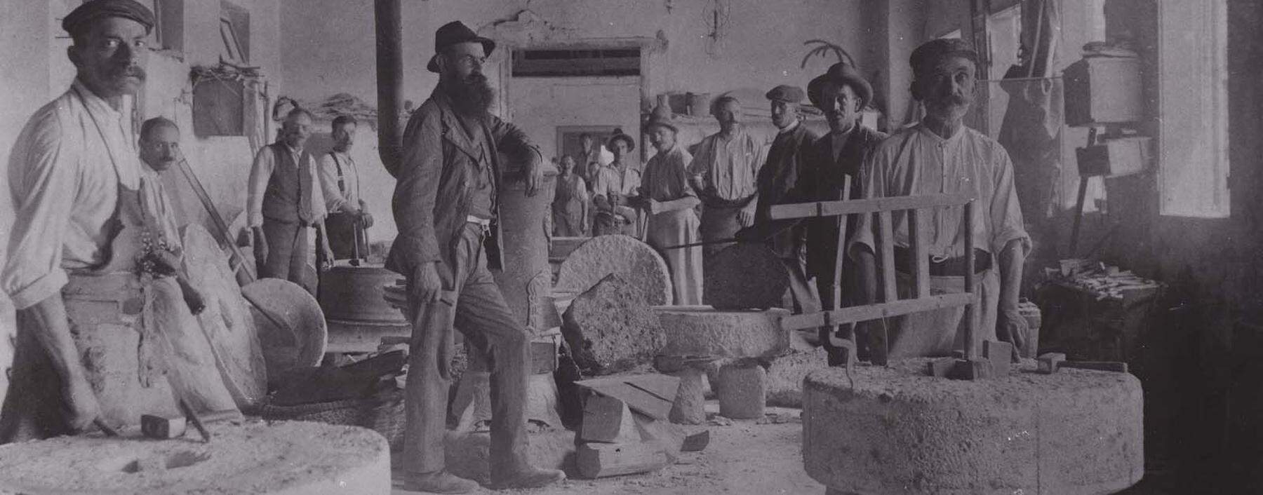 Nach dem Herausbrechen im Steinbruch wurden die Mühlsteine in der Werkstatt zurechtgehauen. Aufnahme aus Perg, 1910.