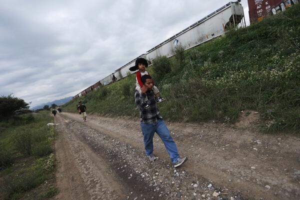 Die illegale Einwanderung über die mexikanische Grenze sorgt in US-Wahlkämpfen immer wieder für Aufregung. Obwohl die Grenze, abfällig als Tortilla-Wall bezeichnet, mit viel Hochtechnologie und Finanzmitteln aufgerüstet wird, gilt sie immer noch als undicht.