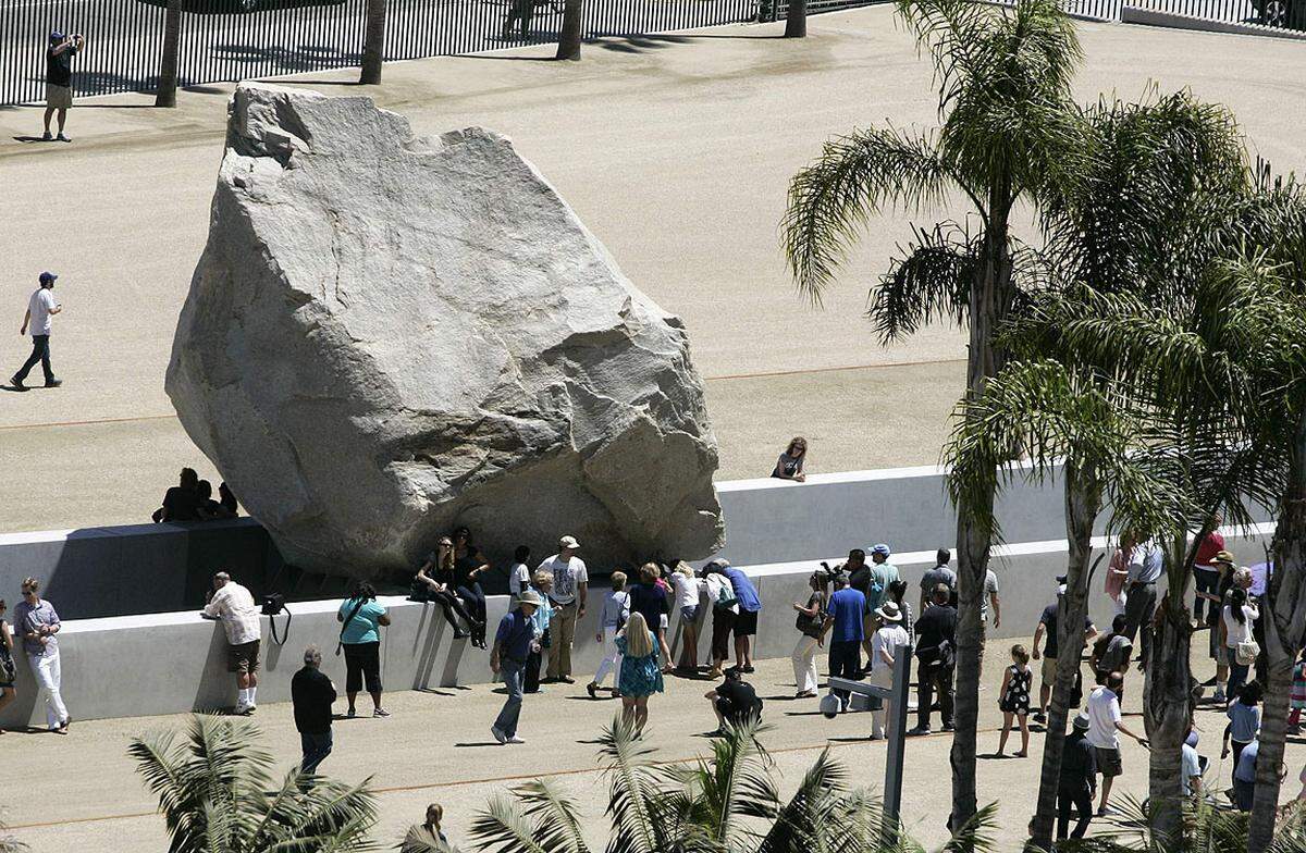 Am Sonntag wurde die massive Skulptur des amerikanischen Künstlers Michael Heizer eingeweiht.