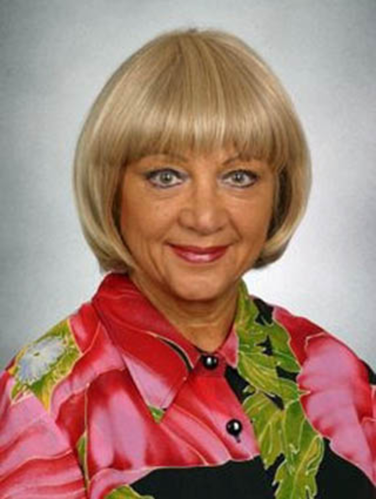 Die Spitzenkandidatin und Landesobfrau der Christen ist pensionierte Krankenschwester. Sie hat sich vor allem die Themen Ehe und Familie und "Lebensschutz" (Ablehnung von Abtreibung) auf ihre Fahnen geheftet. Zethofer ist 1944 geboren und hat vier Kinder.