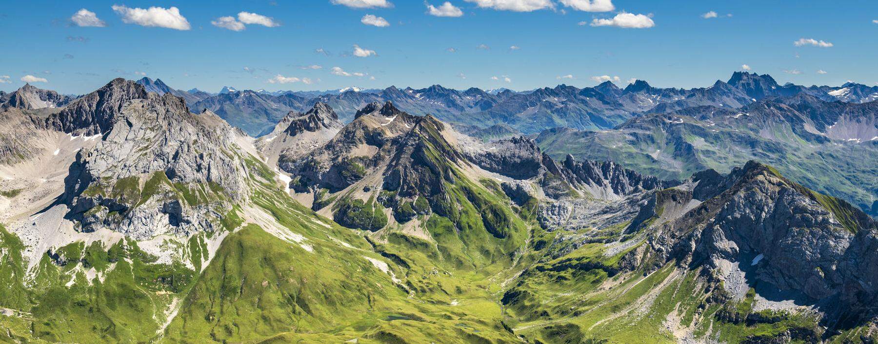 Um einsame Weiten wie diese, hier die Sicht vom Spuller Schafberg ins Vorarlberger Lechquellengebirge, zu finden, muss man heuer ein Stück weit aufsteigen. In beliebten Ausflugsgegenden finden dieses Jahr oft regelrechte Massenwanderungen statt.