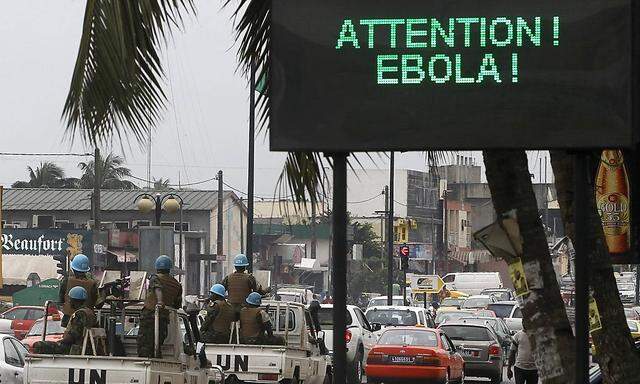 Auch in der noch nicht betroffenen Elfenbeinküste wird auf die Gefahren durch die Seuche hingewiesens a screen displaying a message on Ebola on a street in Abidjan