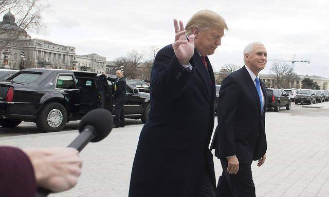 Im Streit um den US-Haushalt hat US-Präsident Donald Trump ein Treffen mit den Demokraten abrupt verlassen (im Bild mit Vizepräsident Mike Pence auf dem Weg zu einem Treffen mit Republikanern).