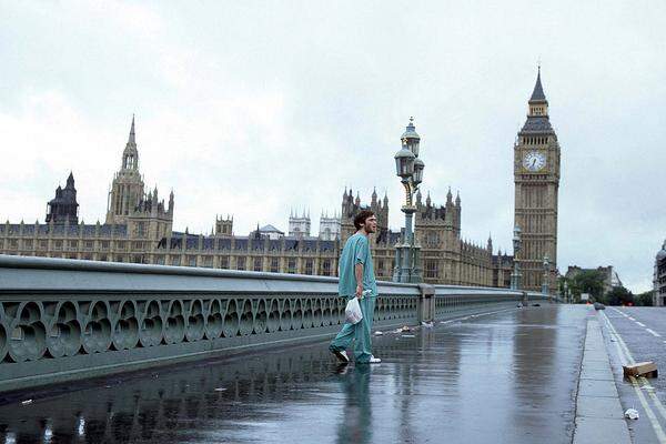 Einen etwas anderen Zugang verfolgte Danny Boyle 2002 mit "28 Days Later". Keine Mega-Explosionen und US-Fahnen im Wind, sondern ein Mann (Cillian Murphy) alleine im scheinbar völlig verwaisten London. Scheinbar? Oh ja! Man muss nicht viele Epidemie-Filme gesehen haben, um zu wissen: Etwas überlebt immer. Schaurig-spannend und mit "28 Weeks Later" (Regie: Juan Carlos Fresnadillo) auch nachverfolgt.