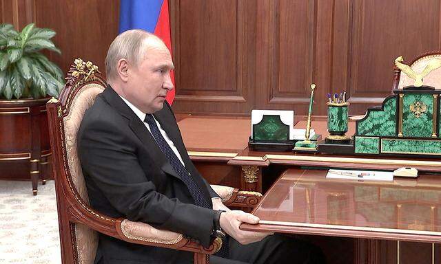 Putin und der Tisch. In diese Bilder von Mitte April wurde im Internet viel hineininterpretiert.