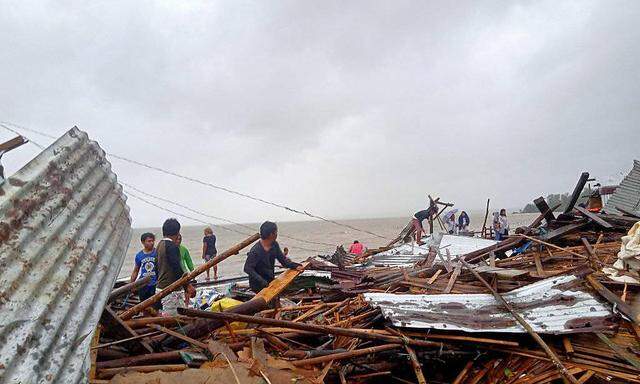 Ein Bild aus der Provinz Sorsogon, wo der Sturm zahlreiche Unterkünfte zerstörte.
