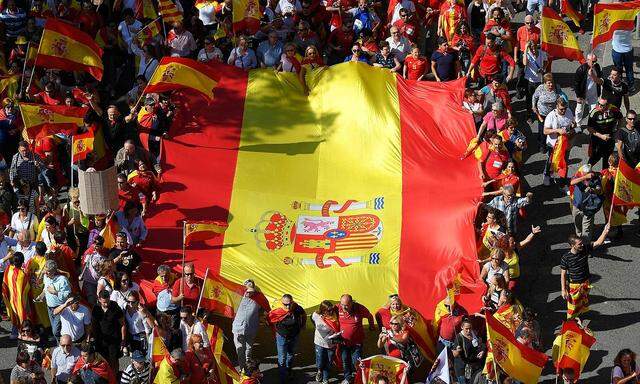 In Barcelona gingen am Sonntag Hunderttausende Menschen für die Einheit Spaniens auf die Straßen.