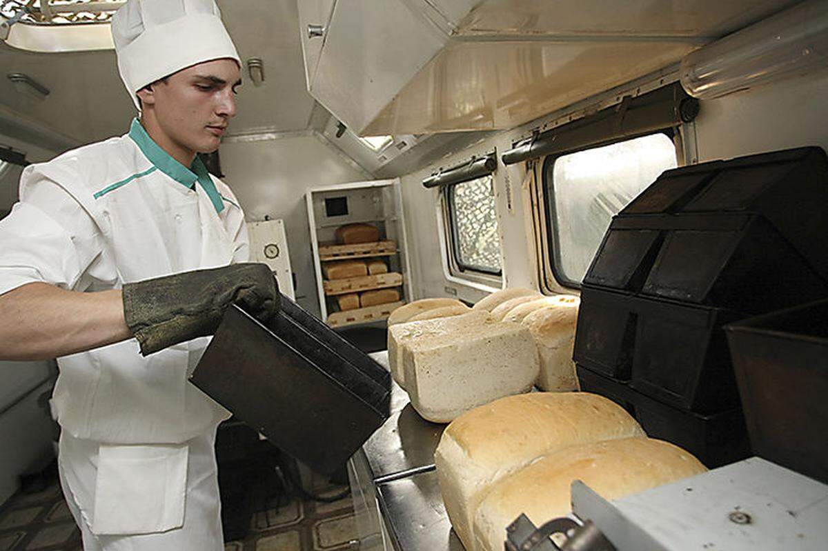 Ungeachtet dessen: Die militärische Moral hängt ganz wesentlich vom Essen ab, und so messen sich an mehreren Tagen in Alabino auch Feldköche und -Bäcker, wie man in einem potenziell tödlichen Umfeld etwas Annehmbares zaubert. Hier russische Bäcker.