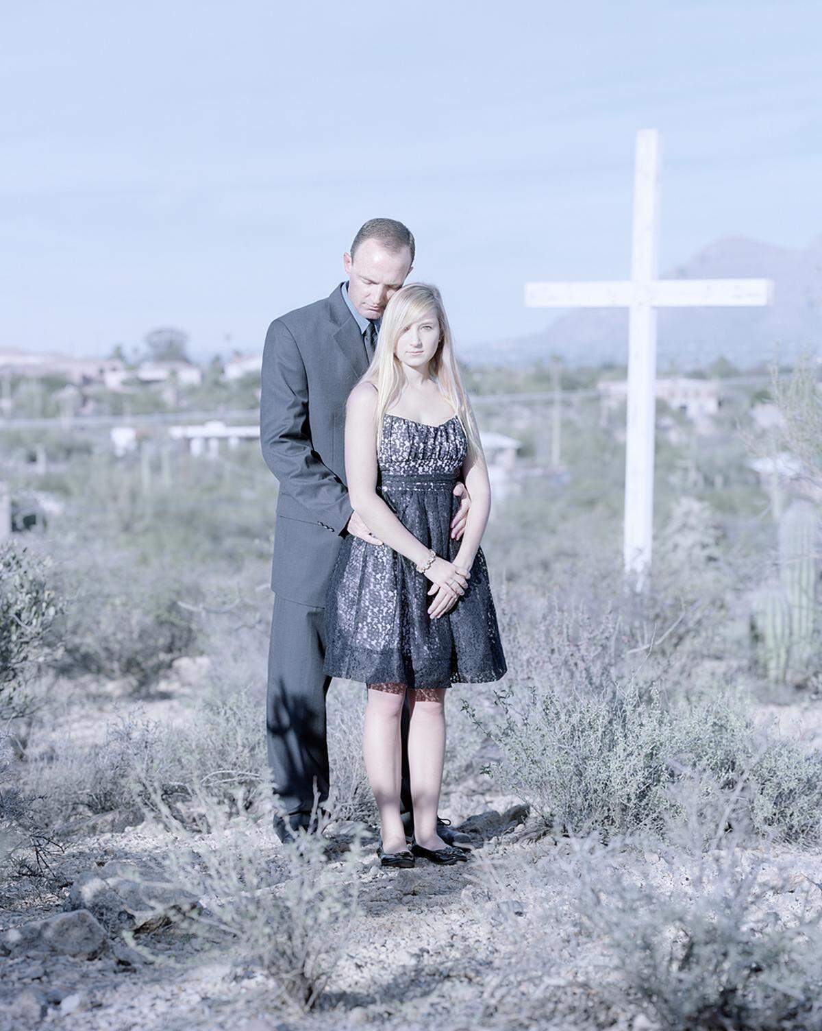 Vorgaben habe er den Porträtieren keine gemacht, sagt Magnussen. "Ich habe sie nur darum gebeten, in ihrer Haltung ihre Vater-Tochter-Beziehung auszudrücken."  Will und Nicole, 17, in Tucson, Arizona, Foto aus David Magnussen "Purity"