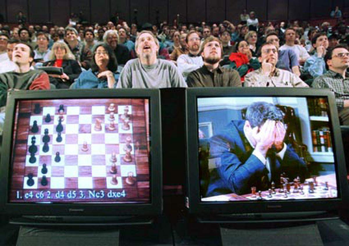Maschine besiegt Mensch I: Der Supercomputer "Deep Blue" schlägt den damaligen Schachweltmeister Garri Kasparow in sechs Partien. Der Computer gewann zwei Partien, verlor eine und holte drei Unentschieden heraus. Kasparow beschuldigte IBM, betrogen zu haben. Ein Jahr zuvor hatte er "Deep Blue" noch besiegen können.
