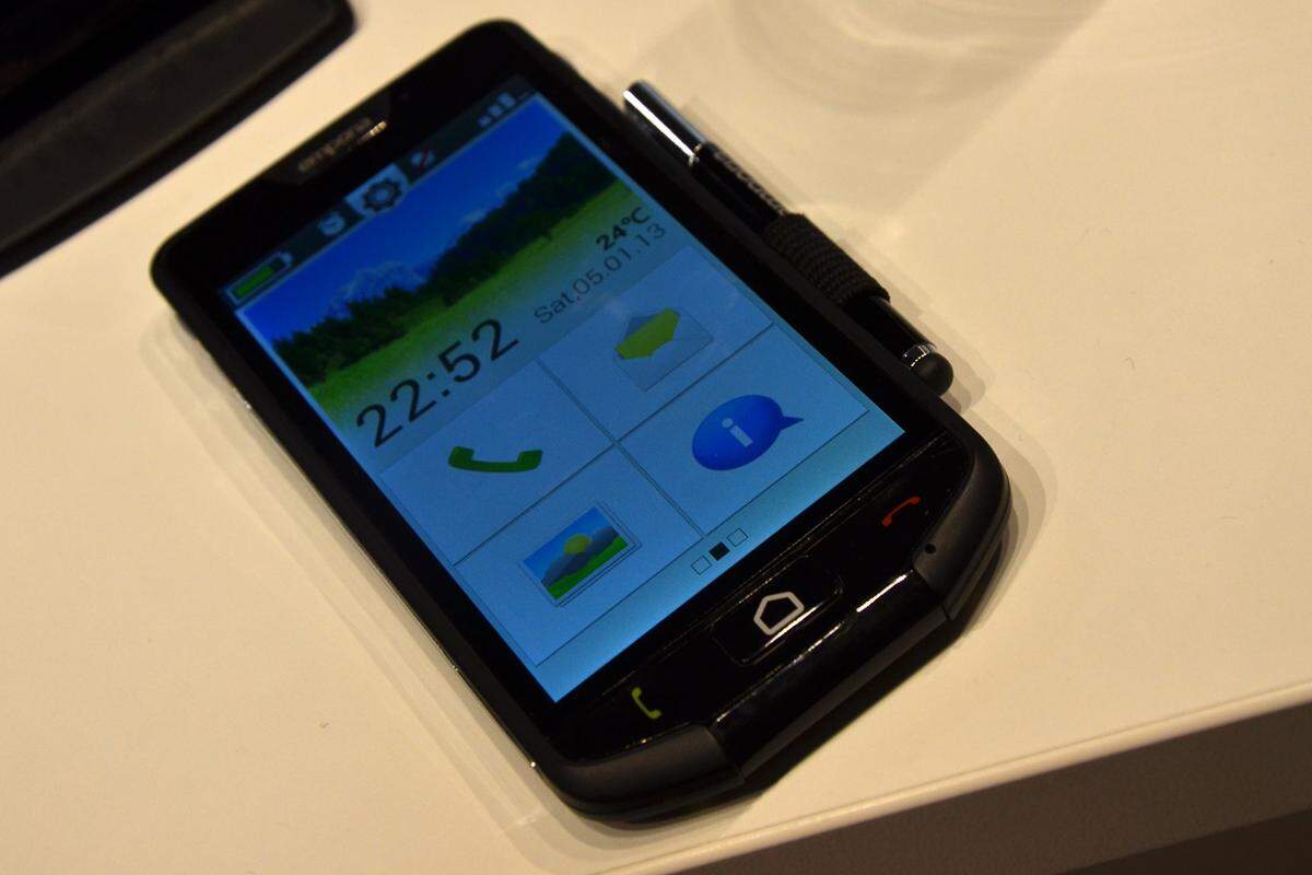So wird es aussehen, das erste Android-Smartphone, das in Österreich entwickelt wurde. Der Linzer Hersteller Emporia will es im September auf den Markt bringen. DiePresse.com konnte sich am Mobile World Congress in Barcelona mit einem Prototypen bereits einen ersten Eindruck machen.
