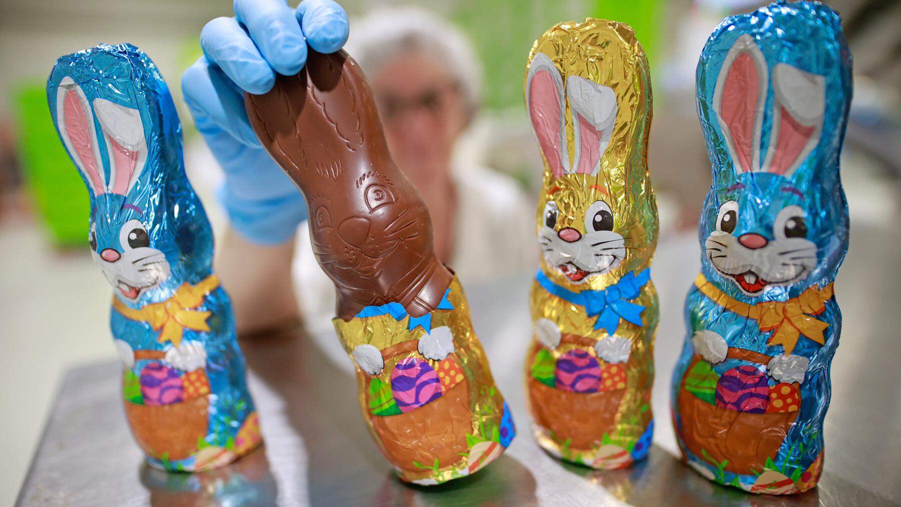 Auf dem Weg der Osterschokolade in Österreichs Regale naschen viele mit. Die Kakaobauern aber werden schamlos ausgebeutet.