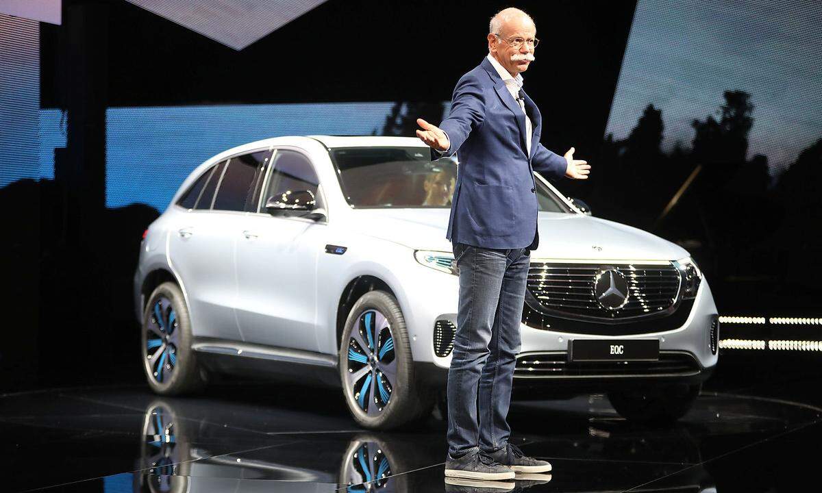 Den Blick auf das komplette Serienfahrzeug gab Daimler-Vorstandschef Dieter Zetsche nun am Dienstagabend erstmals bei der offiziellen Präsentation in Stockholm frei. Mitte 2019 soll der EQC auf die Straße kommen.