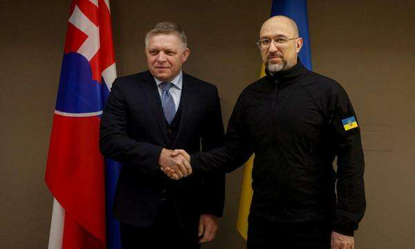 Der ukrainische Premier Denys Schmyhal <em>(re.)</em> and der slowakische Premier Robert Fico bei einem Treffen im Jänner in der ukrainischen Grenzstadt Ushgorod.