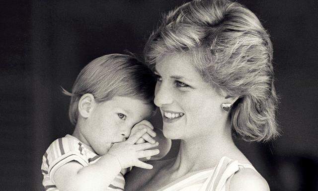 Lady Diana mit Prinz Harry (1988). 