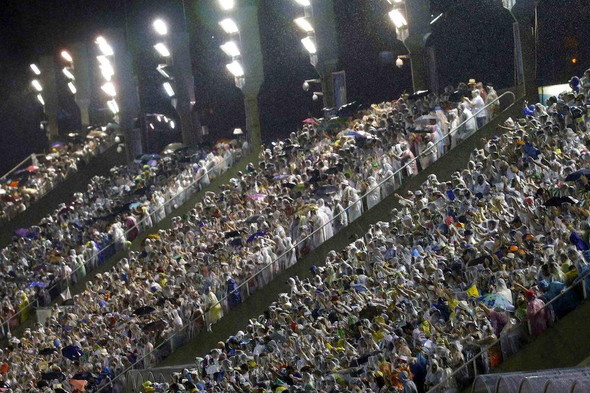 Schätzungsweise 80.000 Zuseher sehen ihnen dann von den Stadionrängen aus zu. Das Sambodrom wurde nach Plänen von Oxcar Niemayer 1984 erbaut.