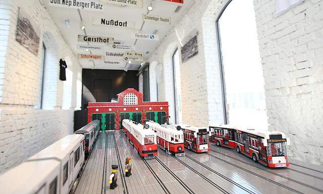 Eine Remise aus Lego in Wiens neuem Verkehsmuseum. 