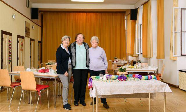 Susanne Stangl, Irene Himmel, Elfi Gläser (v. l.) in der Pfarre Alt-Simmering.