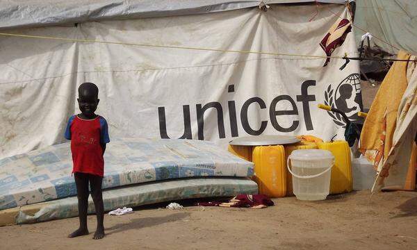 ein bub vor einem UN-Lager im Südsudan.