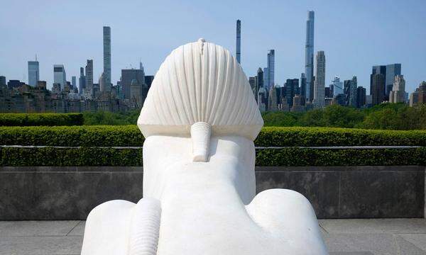 Diese Sphinx muss jedenfalls sicher nicht restituiert werden: neue Installation der zeitgenössischen Künstlerin Lauren Halsey auf einem Dachgarten des Metropolitan Museum of Art.