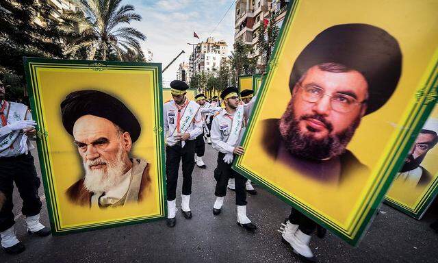 Hisbollah-Anhänger im Libanon marschieren mit Bildern des Hisbollah-Chefs Hassan Nasrallah (re.) und des verstorbenen iranischen Revolutionsführers Ajatollah Khomeini auf