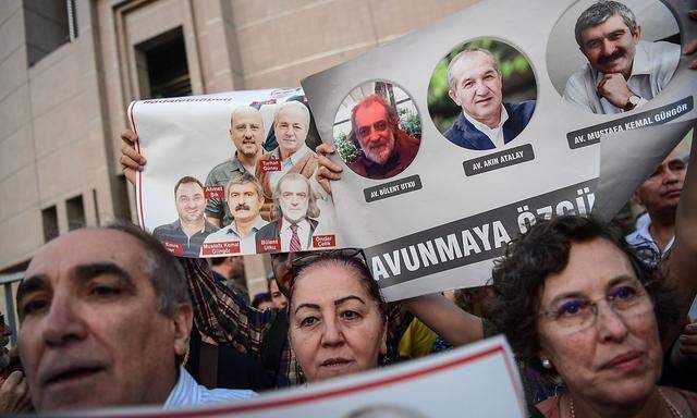 Ein Bild von Protesten Ende Juli für die Freilassung mehrere Cumhuriyet-Journalisten.