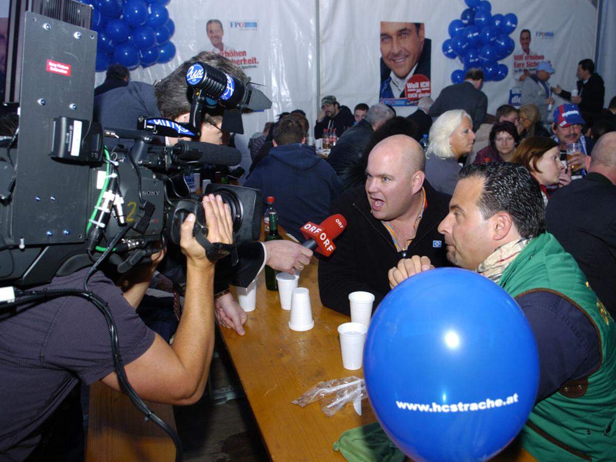 Während auf den blauen Chef im Zelt gewartet wird, erforscht der ORF bei einschlägig aussehenden Blau-Wählern ihre Wahlmotive.