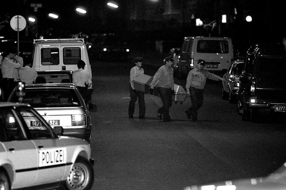 13. Juli 1989: Iranische Agenten erschießen in einer Wiener Privatwohnung drei hochrangige kurdische Politiker, darunter den österreichischen Staatsbürger Fadel Rasoul. Die Täter können in der iranischen Botschaft untertauchen und dürfen nach Interventionen aus Teheran unbehelligt ausreisen - einer wird sogar unter Polizeischutz zum Flughafen Schwechat gebracht.