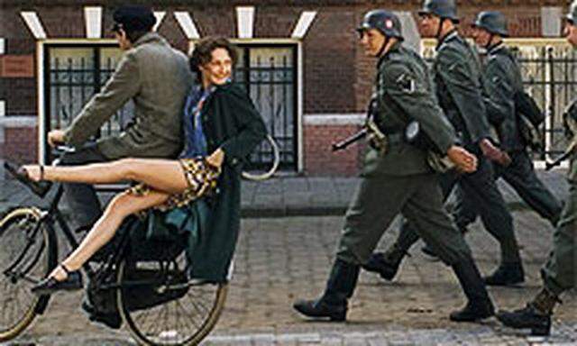 'Ich verweigere bloß Selbstzensur!' Paul Verhoevens jüdische Heldin (Carice van Houten) zeigt in 'Black Book' Bein für die Nazitruppen.