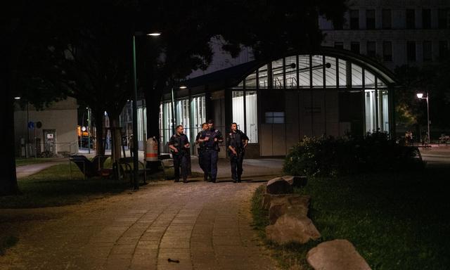 Die Polizei bei einer Schwerpunktaktion neben der U6-Station Jägerstraße.