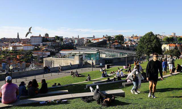 Tourists from Britain and most EU countries able to return to Portugal