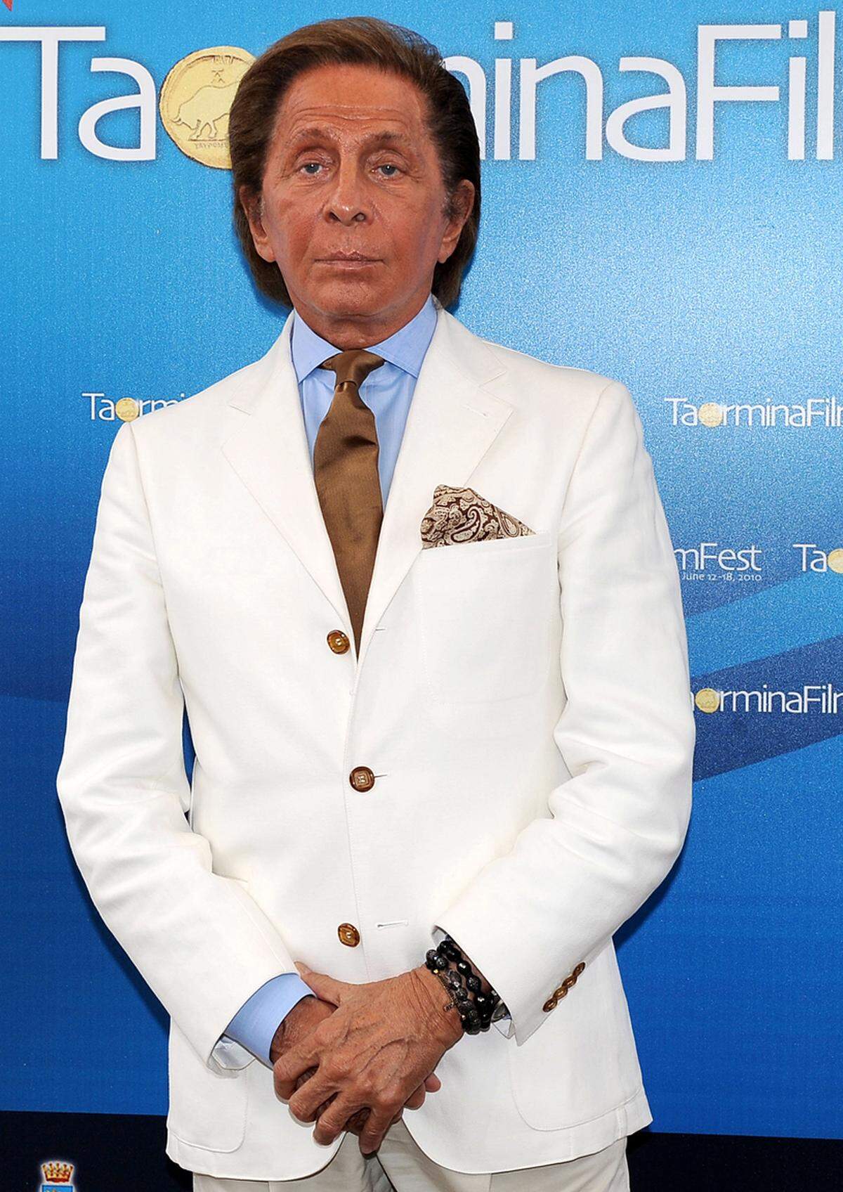 Designer Valentino Garavani mag es anscheinend sehr, wenn sich sein Hautfarbe schön vom weißen Anzug abhebt.