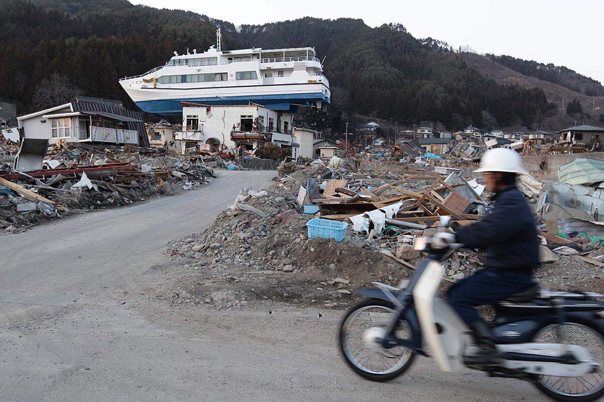 Dienstag (5. April): Sinnbild der Wucht des Tsunamis - Von der Fähre auf einem Dach in Otsuchi schickten die Nachrichtenagenturen seit der Katastrophe immer wieder Aufnahmen.