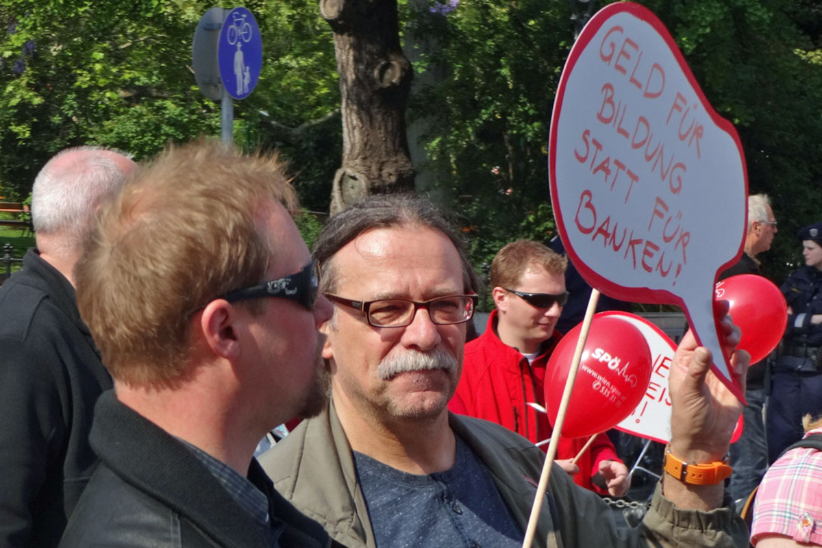 Ähnliches liegt auch diesem Herren am Herzen. „Geld für Bildung statt für Banken", hält er in die Höhe.