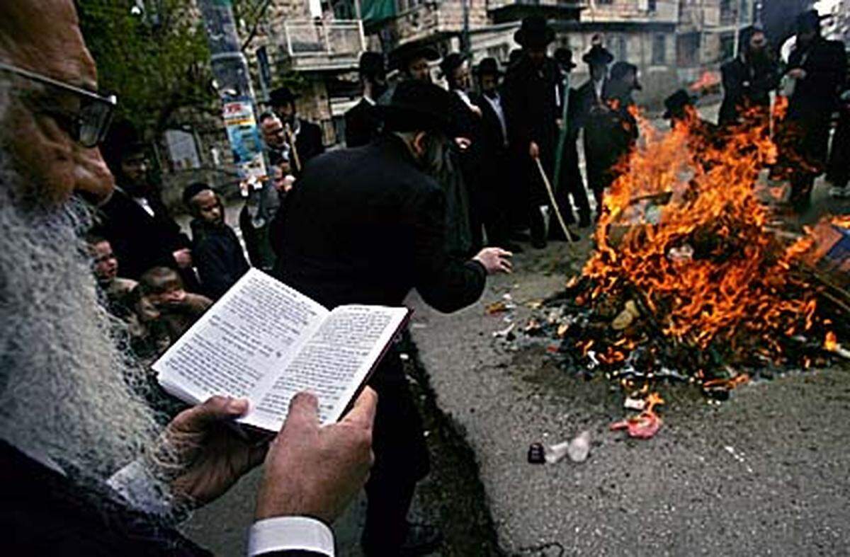 Vor dem Pessach-Fest vernichten orthodoxen Juden die gesäuerten Speisen in ihrem Haushalt.