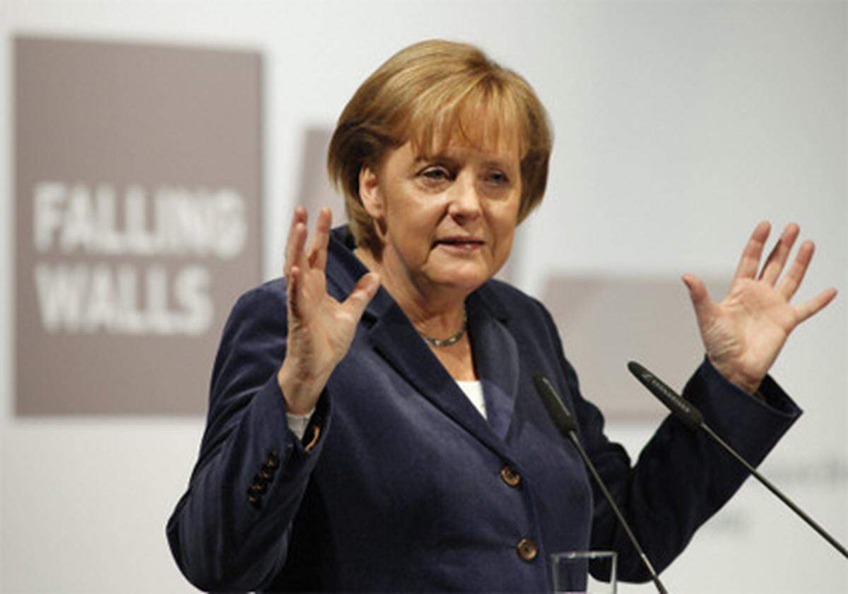 Merkel sprach sich im Rahmen der Feierlichkeiten für eine neue globale Ordnung aus. Die Nationalstaaten müssten Kompetenzen an multilaterale Organisationen abgeben, sagte Merkel.