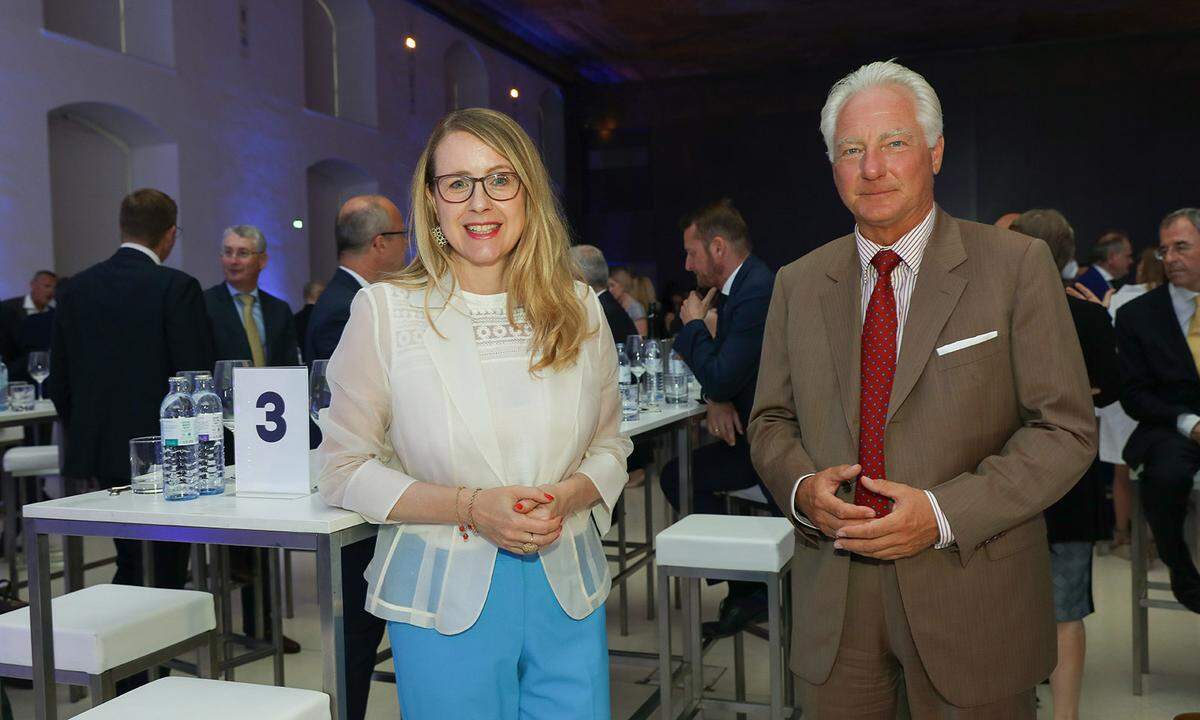 Wirtschaftsministerin Margarete Schramböck und KBC-Aufsichtsratsvorsitzender Kari Kapsch.